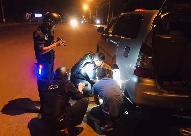 Hỗ trợ ô tô bị thủng bánh xe trong đêm khuya.