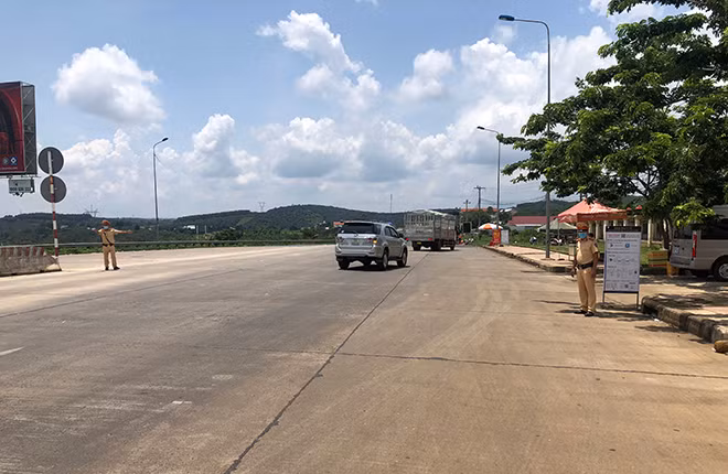 Lực lượng CSGT Công an tỉnh Đắk Nông thực hiện nhiệm vụ tại điểm chốt phòng, chống dịch COVID-19.