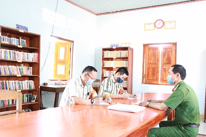 Cán bộ trại giam hướng dẫn thủ tục đặc xá cho các phạm nhân. Cán bộ trại giam hướng dẫn thủ tục đặc xá cho các phạm nhân.