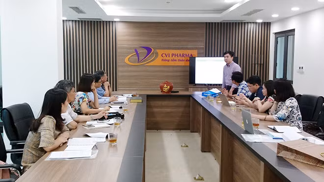 Dược sĩ Phan Kế Sơn báo cáo tiến độ thực hiện Dự án nano ba kích tại Nhà máy sản xuất của Công ty Cổ phẩn Dược Mỹ phẩm CVI.