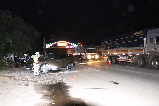 Mặc dù đã khoảng 10h đêm, nhưng lượng người và phương tiện về tới khu vực Chốt Tân Lập, xã Tân Lập, huyện Đồng Phú, tỉnh Bình Phước, là khu vực giáp ranh với huyện Phú Giáo, tỉnh Bình Dương, vẫn rất đông người và các phương tiện giao thông.