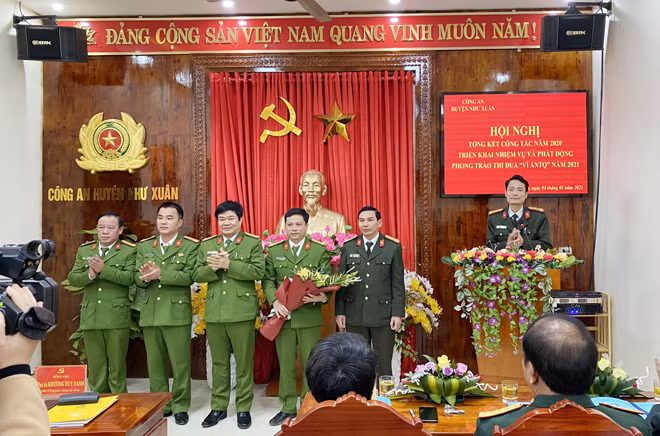 Đại tá Khương Duy Oanh trao thưởng cho Ban chuyên án.