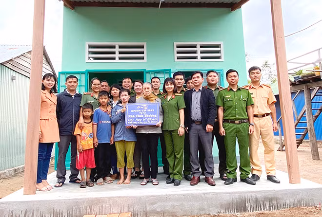Công an thị xã Ayun Pa xây dựng nhà tình thương trao tặng cho gia đình có hoàn cảnh đặc biệt khó khăn.