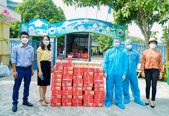Vinamilk dành tặng 3000 phần quà 1/6 đến với các em nhỏ tại 7 tỉnh đang cách ly tập trung vì dịch bệnh.