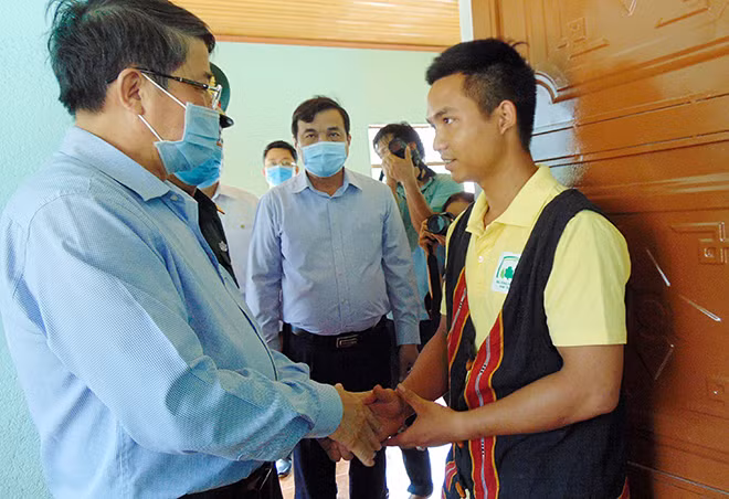 Phó Chủ tịch Quốc hội Nguyễn Đức Hải thăm hỏi, động viên người dân khu định cư Bằng La.