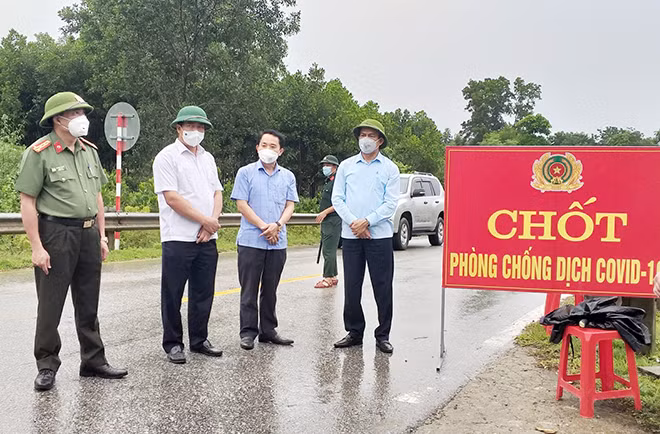Lãnh đạo tỉnh và giám đốc Công an tỉnh động viên lực lượng chốt trực tại Hương Sơn.