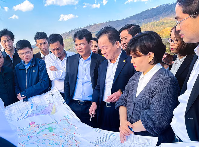 Chủ tịch HĐQT kiêm Tổng Giám đốc Tập đoàn T&T Group Đỗ Quang Hiển và lãnh đạo tỉnh Lào Cai khảo sát thực địa tại thôn Sâu Chua, xã Sa Pả, thị xã Sa Pa. Chủ tịch HĐQT kiêm Tổng Giám đốc Tập đoàn T&T Group Đỗ Quang Hiển và lãnh đạo tỉnh Lào Cai khảo sát thực địa tại thôn Sâu Chua, xã Sa Pả, thị xã Sa Pa.