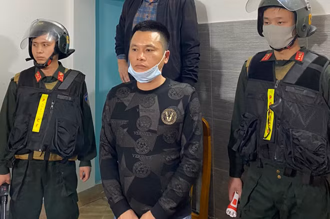 Đối tượng Phí Trung Dũng (đứng giữa) cầm đầu đường dây tổ chức đánh bạc và đánh bạc.