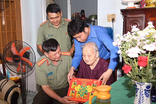 Thăm, trao tặng quà cho Mẹ VNAH Lê Thị Cơ (93 tuổi) tại Thị trấn Trảng Bom