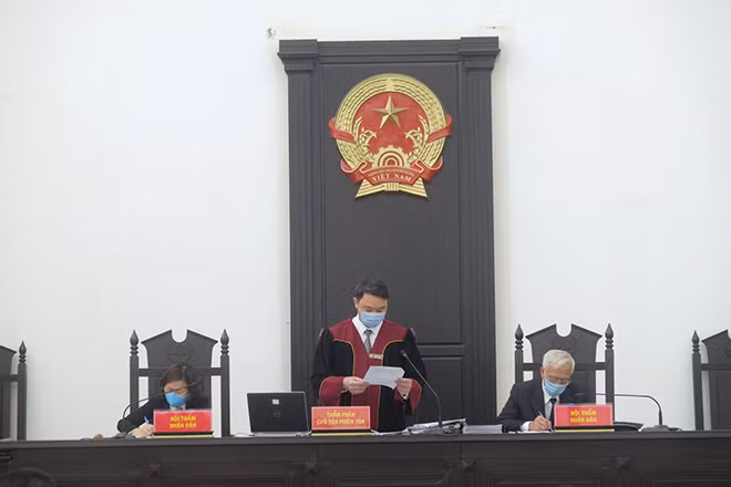 Hội đồng xét xử.