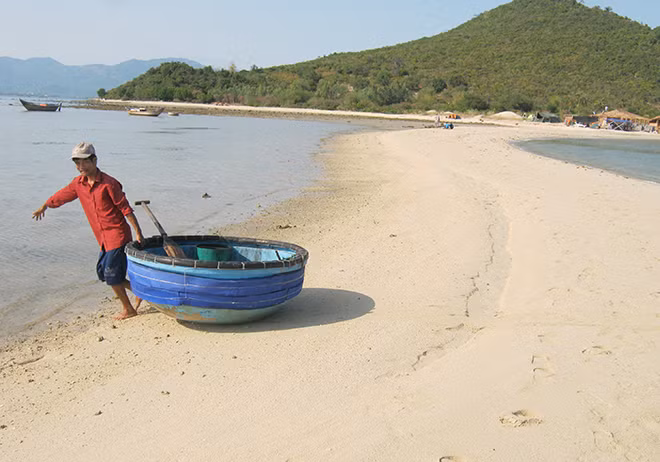 Người dân kéo thuyền thúng sang bên kia thủy đạo.
