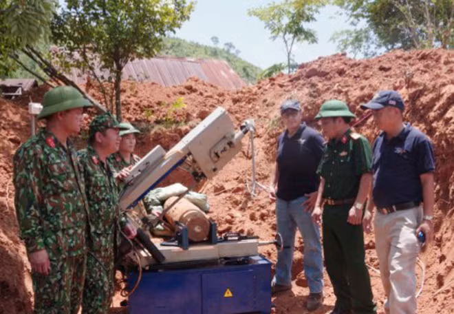 Lực lượng công binh Bộ Chỉ huy Quân sự tỉnh Quảng Trị phối hợp các lực lượng đã cắt, hủy nổ thành công các quả bom. Ảnh Xuân Diện.
