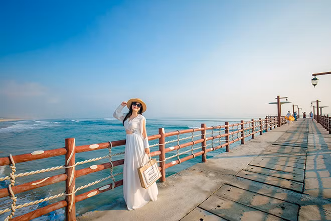 Không gian của Aqua Chill Bar được tiếp nối với một trong những địa điểm check in nổi tiếng nhất tại Quy Nhơn: cây cầu cảng chạy thẳng ra biển. Đây là khung cảnh quen thuộc với bất cứ du khách nào khi tới với vùng biển ngập tràn nắng gió của Nhơn Lý trong nhiều năm qua. Không gian của Aqua Chill Bar được tiếp nối với một trong những địa điểm check in nổi tiếng nhất tại Quy Nhơn: cây cầu cảng chạy thẳng ra biển. Đây là khung cảnh quen thuộc với bất cứ du khách nào khi tới với vùng biển ngập tràn nắng gió của Nhơn Lý trong nhiều năm qua.