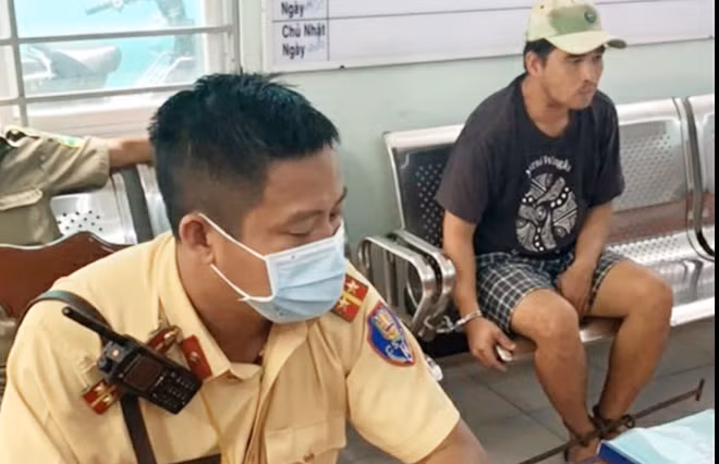 Nhiều đối tượng tội phạm bị CSGT khống chế, ngăn chặn khi mang hung khí đi gây án.