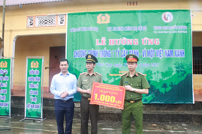 Thiếu tướng Phạm Văn Vinh, Phó Cục trưởng Cục An ninh Chính trị Nội bộ và đại diện Trung tâm Truyền thông Tài Nguyên và Môi trường trao tặng 1000 cây xanh cho Trại tạm giam Công an tỉnh Phú Thọ.