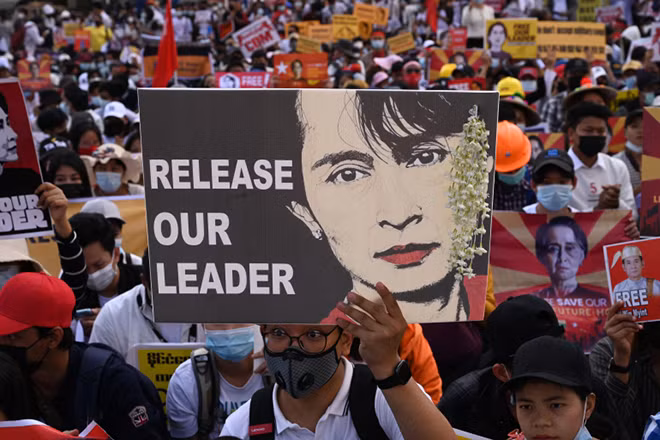 Bà Aung San Suuu Kyi đã trở thành một biểu tượng đấu tranh đích thực của đông đảo người dân Myanmar khao khát thay đổi.