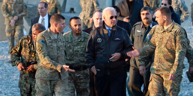 Ông Joe Biden gặp gỡ binh sĩ Mỹ tại tỉnh Maidan Wardak, Afghanistan năm 2011. Ảnh: L.G