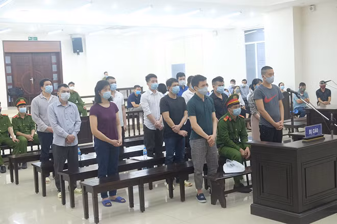 Các bị cáo tại phiên toà.