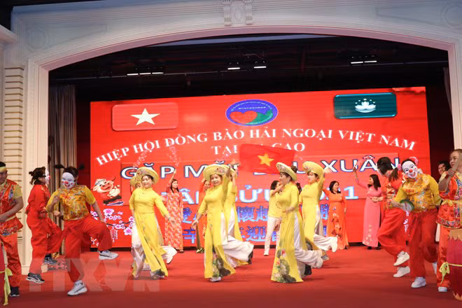 Bà con người Việt tại Macau (Trung Quốc) biểu diễn văn nghệ chào mừng xuân Tân Sửu. Bà con người Việt tại Macau (Trung Quốc) biểu diễn văn nghệ chào mừng xuân Tân Sửu.