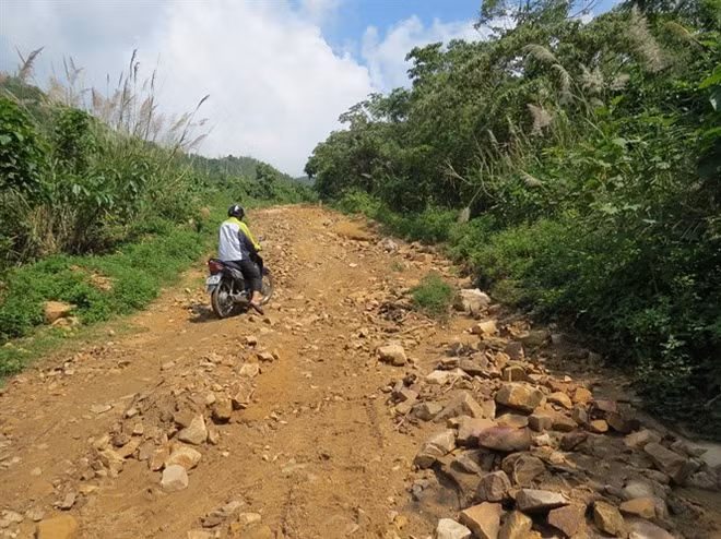 Đường vào xã Phú Mỡ, một xã luôn bị cô lập khi mưa bão ập đến tại tỉnh Phú Yên. (Ảnh internet).