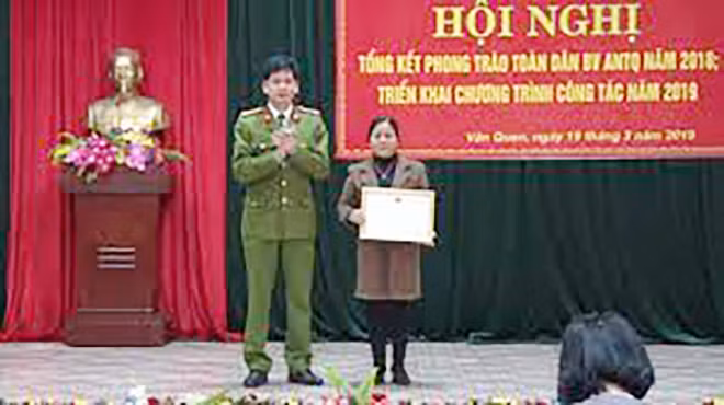 Thượng tá Nông Văn Tư - Trưởng Công an huyện Văn Quan trao thưởng cho cá nhân có thành tích trong phong trào toàn dân bảo vệ an ninh tổ quốc.