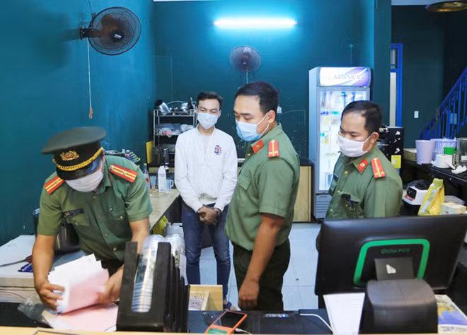 Cơ quan Công an khám xét văn phòng làm việc, cũng là quán trà sữa của Nguyễn Trần Anh Tuấn.