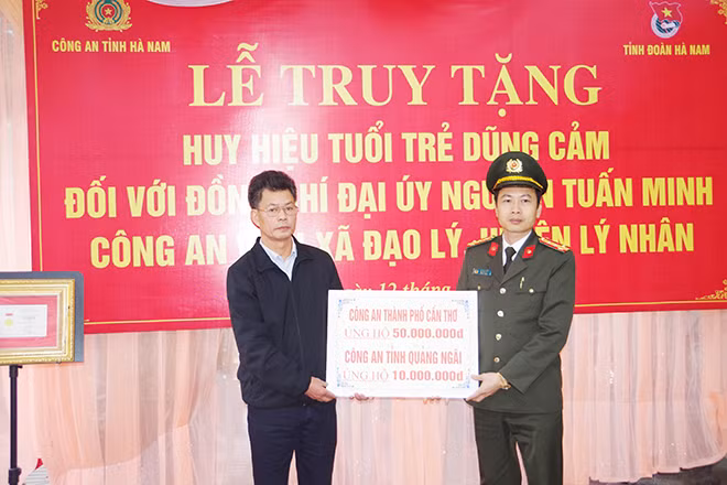 Đại tá Lê Văn Tuấn – Phó Giám đốc Công an tỉnh Hà Nam trao số tiền hỗ trợ của Công an tỉnh Cần Thơ và Công an tỉnh Quảng Ngãi cho gia đình đồng chí Minh. Đại tá Lê Văn Tuấn – Phó Giám đốc Công an tỉnh Hà Nam trao số tiền hỗ trợ của Công an tỉnh Cần Thơ và Công an tỉnh Quảng Ngãi cho gia đình đồng chí Minh.