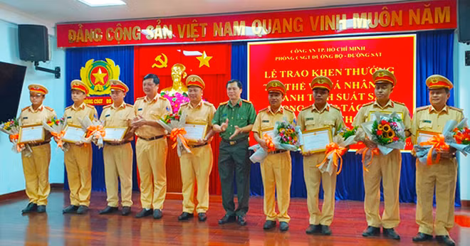 Nhiều gương điển hình trong lực lượng CSGT được khen thưởng.