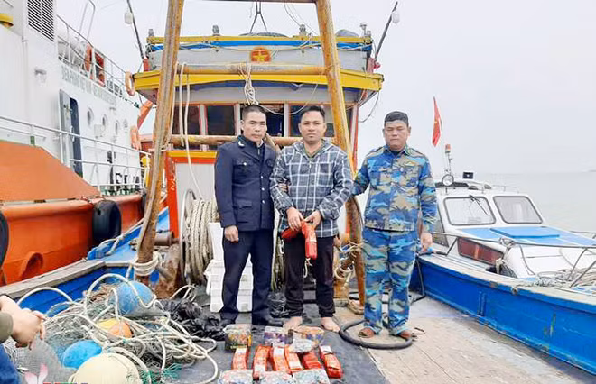 Đối tượng vận chuyển pháo nổ bằng thuyền đánh cá bị bắt giữ tại Nghệ An. Đối tượng vận chuyển pháo nổ bằng thuyền đánh cá bị bắt giữ tại Nghệ An.