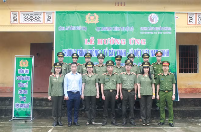 Một số hình ảnh tại buổi lễ trồng cây.