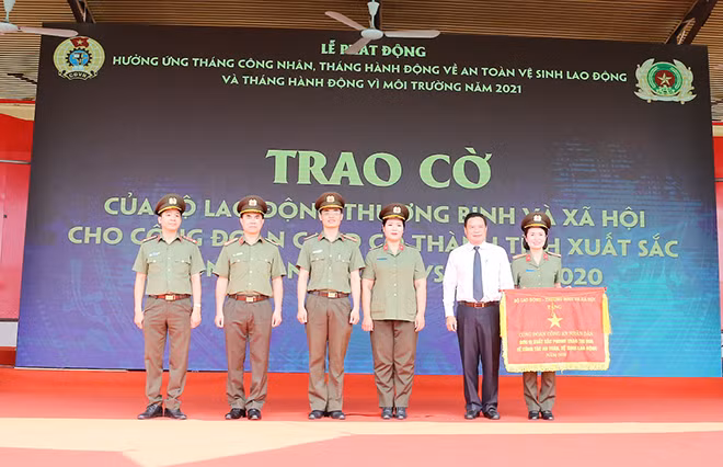 Đồng chí Lê Văn Thanh trao Cờ thi đua của Bộ Lao động - Thương binh và xã hội tặng BCH Công đoàn CAND.