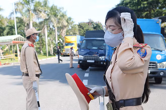 Giọt mồ hôi trong nắng gắt tai chốt phòng dịch.