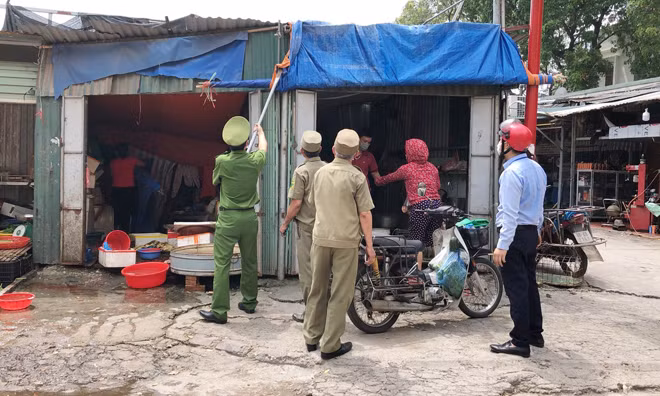 Phối hợp các lực lượng chức năng ra quân xử lý vi phạm trật tự đô thị.
