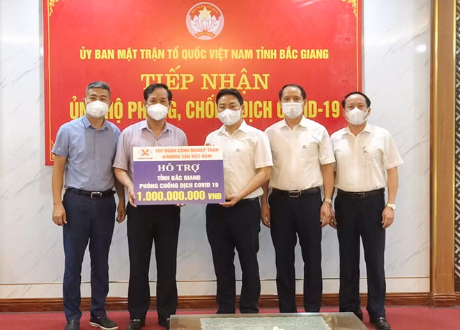 Thừa ủy quyền của Tổng Giám đốc Tập đoàn TKV, lãnh đạo Tổng công ty Điện lực trao số tiền 1 tỷ đồng của TKV hỗ trợ tỉnh Bắc Giang phòng chống dịch COVID-19 Thừa ủy quyền của Tổng Giám đốc Tập đoàn TKV, lãnh đạo Tổng công ty Điện lực trao số tiền 1 tỷ đồng của TKV hỗ trợ tỉnh Bắc Giang phòng chống dịch COVID-19