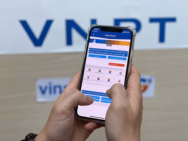 Khách hàng trao đổi với trợ lý ảo AMI của VNPT trên điện thoại.