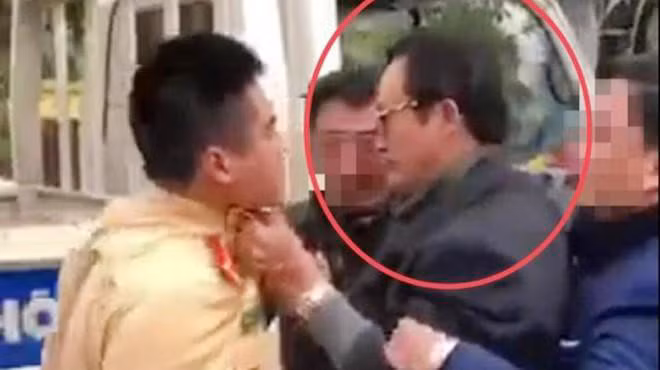 Hành vi của ông Đạt cản trở CSGT kiểm tra, xử lý vi phạm.