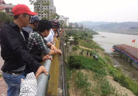 Thi thế nạn nhân được phát hiện gần nhà hàng nổi Sông Hồng. (Ảnh CTV)