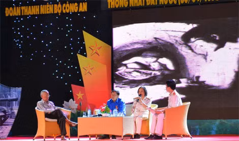 Các đồng chí lão thành giao lưu với đoàn viên, thanh niên trong chương trình. Các đồng chí lão thành giao lưu với đoàn viên, thanh niên trong chương trình.