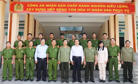 Thứ trưởng Thường trực Đặng Văn Hiếu cùng các đại biểu và Ban Giám hiệu Trường Trung cấp CSND III.