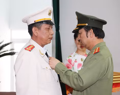 Thừa ủy quyền của Chủ tịch nước, Thứ trưởng Thường trực Đặng Văn Hiếu trao Huân chương chiến công hạng Nhì tặng Đại tá Phan Minh Tấn, Phó Giám đốc Công an TP Cần Thơ.