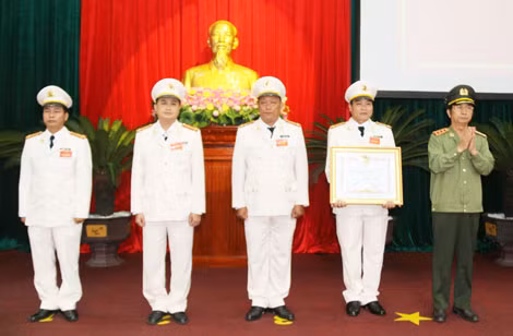 Thừa ủy quyền của Chủ tịch nước, Thứ trưởng Thường trực Đặng Văn Hiếu trao Huân chương chiến công hạng Ba tặng Phòng CSĐT tội phạm về TTXH Công an TP Cần Thơ.