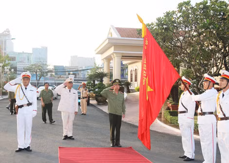 Thượng tướng Đặng Văn Hiếu, Ủy viên TW Đảng, Thứ trưởng Thường trực Bộ Công an duyệt đội danh dự Công an TP Cần Thơ.