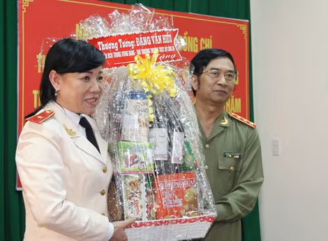 Thượng tướng Đặng Văn Hiếu, Ủy viên TW Đảng, Thứ trưởng Thường trực Bộ Công an tặng quà Cảnh sát PCCC TP Cần Thơ.