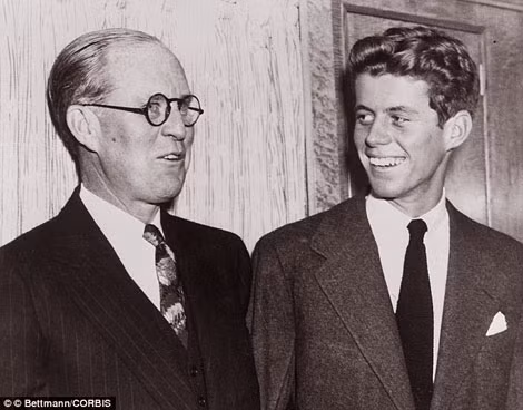 Kennedy (phải) và bố năm 1938. Kennedy (phải) và bố năm 1938.