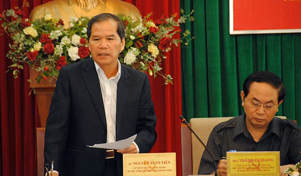 Đồng chí Nguyễn Xuân Tiến, Bí thư Tỉnh ủy Lâm Đồng phát biểu kiến nghị tại buổi làm việc.