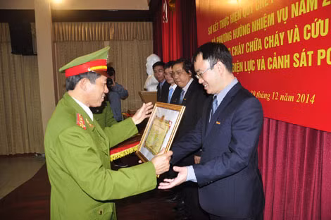 Lãnh đạo Cảnh sát PC&CC trao thưởng cho các tập thể, cá nhân EVN HANOI có thành tích xuất sắc.