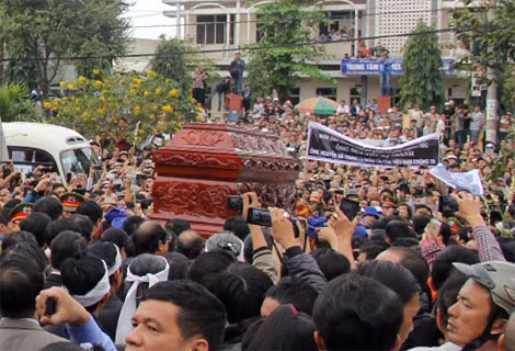 Dòng người tiễn đưa ông Bá Thanh, người đã có công đưa Đà Nẵng lột xác đổi thay, mỗi lúc một đông. Dòng người tiễn đưa ông Bá Thanh, người đã có công đưa Đà Nẵng lột xác đổi thay, mỗi lúc một đông.