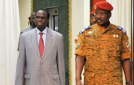 Tổng thống dân sự Michel Kafando (trái) và lãnh đạo quân đội Burkina Faso.