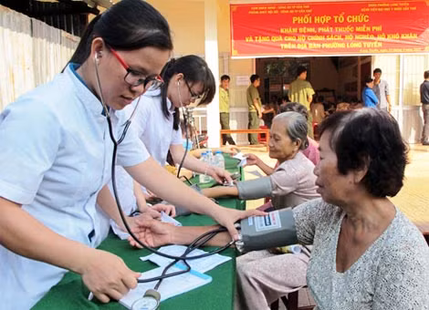 Các y bác sĩ, khám bệnh và phát thuốc miễn phí cho người dân phường Long Tuyền.