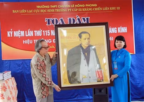 Họa sỹ Văn Thơ trao tặng trường THPT chuyên Lê Hồng Phong bức tranh kỷ niệm về thầy hiệu trưởng Đào Văn Định.